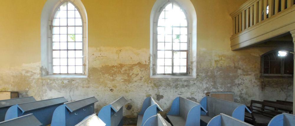 Vor der Renovierung. Die Dorfkirche Zeestow wurde vierzig Jahre nicht von der Gemeinde genutzt, jetzt ist sie eine Autobahn- und Radwegekirche.