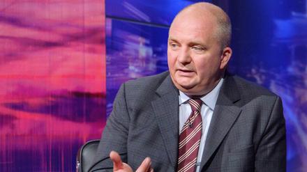 Fleißig. In seiner Freizeit schreibt RBB-Moderator Jörg Thadeusz FDP-Broschüren voll.