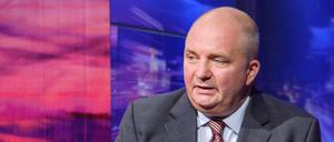 Fleißig. In seiner Freizeit schreibt RBB-Moderator Jörg Thadeusz FDP-Broschüren voll.