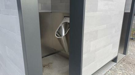 Pissoir einer neuen öffentlichen Toilette der Firmal Wall in Berlin-Wilmersdorf.