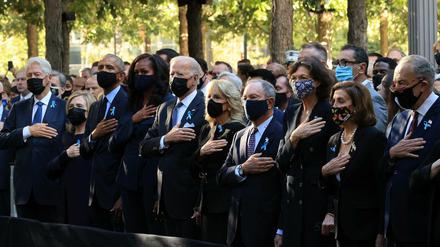 Trauerfeier in New York: (v.l.) Bill Clinton, Hillary Clinton, Barack Obama, Michelle Obama, Joe Biden, Jill Biden, Michael Bloomberg, Diana Taylor, Nancy Pelosi und Charles Schumer.