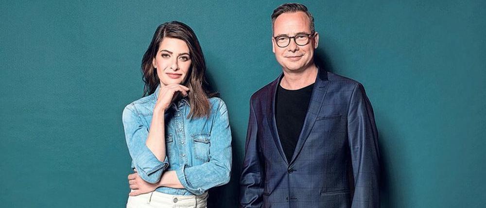 Gutes Team. Linda Zervakis und Matthias Opdenhövel unterhalten auf Pro7.