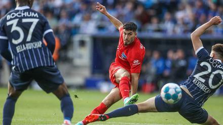 Suat Serdar setzt sich durch und trifft in dieser Szene zum 1:0 für Hertha.