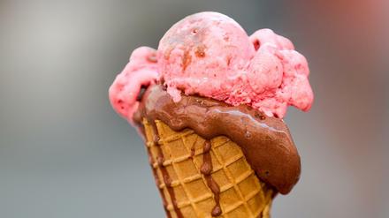 Ein tropfendes Eis mit den Sorten Himbeer und Schokolade - aber bis in die Waffel muss es erst mal kommen.