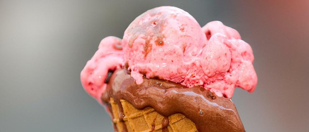 Ein tropfendes Eis mit den Sorten Himbeer und Schokolade - aber bis in die Waffel muss es erst mal kommen.