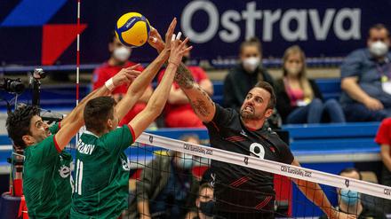 Diagonalangreifer Georg Grozer setzte sich gegen den bulgarischen Block durch.