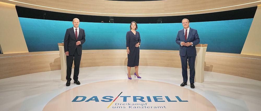 Kanzlerkandidat Olaf Scholz (SPD, l-r), Kanzlerkandidatin Annalena Baerbock (Bündnis90/Die Grünen) und Kanzlerkandidat Armin Laschet (CDU) im Fernsehstudio.