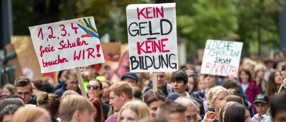 Schüler und Lehrkräfte von freien Schulen demonstrieren vor der Staatskanzlei für die bessere Bezahlung der Lehrkräfte und für höhere staatliche Zuschüsse.