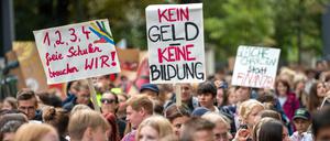 Schüler und Lehrkräfte von freien Schulen demonstrieren vor der Staatskanzlei für die bessere Bezahlung der Lehrkräfte und für höhere staatliche Zuschüsse.