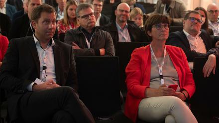 Lars Klingbeil (l) und Saskia Esken waren von Olaf Scholz überzeugt. 