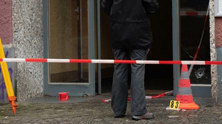 Einschussloch in einer Haustür in der Stresemannstraße in Kreuzberg. 