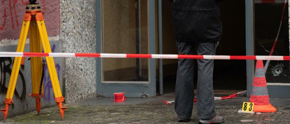 Einschussloch in einer Haustür in der Stresemannstraße in Kreuzberg. 