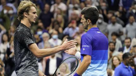 Hand drauf. Novak Djokovic (r.) ist immer noch den Tick besser als Alexander Zverev.