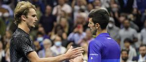Hand drauf. Novak Djokovic (r.) ist immer noch den Tick besser als Alexander Zverev.