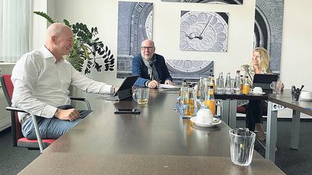 Herausfordernde Aufgaben. Sven Lemiss (l.) und Birgit Möhring, die Geschäftsführer der Berliner Immobilien Management BIM, müssen immer mehrere Möglichkeiten ausloten. Die Polizei- und Feuerwehrdienststellen sind aktuell ihre größten Sorgenkinder, erfuhr Tagesspiegel-Immobilienredakteur Reinhart Bünger.