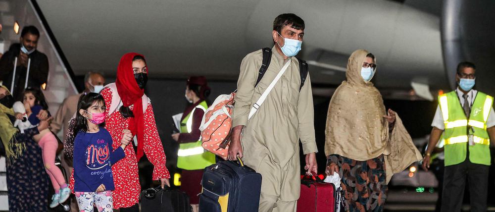 Das erste zivile Flugzeug auf Kabul nach der Landung in Doha.