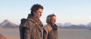 In der Wüste gestrandet: Paul Atreides (Timothée Chalamet) und seine Mutter (Rebecca Ferguson) retten sich vor den Harkonnen. 