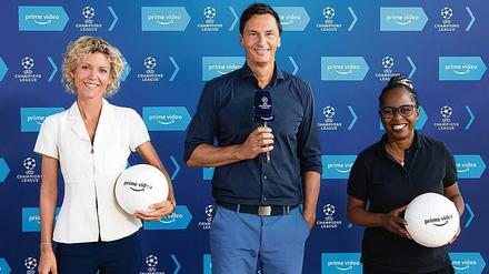 Mal kein Lothar Matthäus. Moderator Sebastian Hellmann arbeitet bei Amazon Prime mit Annika Zimmermann (l.) und Reporterin Shary Reeves zusammen. 