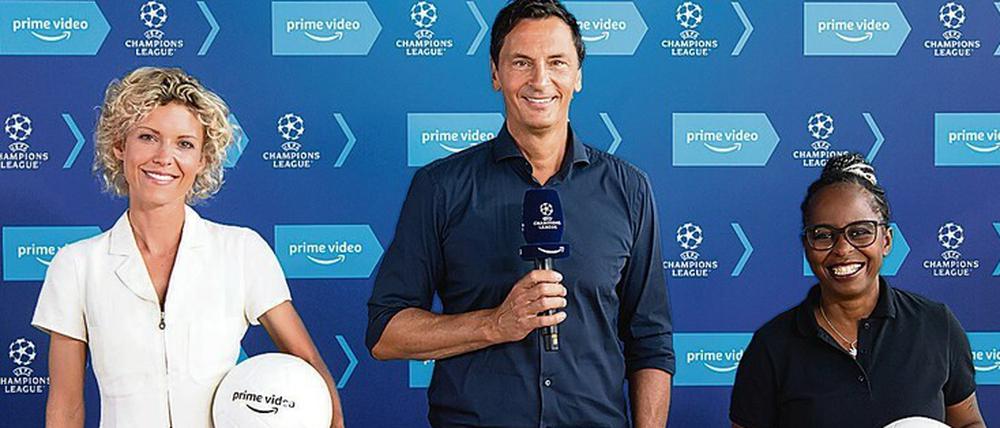 Mal kein Lothar Matthäus. Moderator Sebastian Hellmann arbeitet bei Amazon Prime mit Annika Zimmermann (l.) und Reporterin Shary Reeves zusammen.