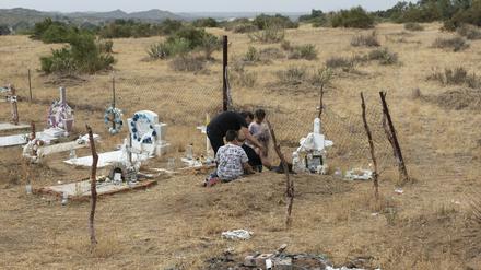 Auf diesem von Global Witness zur Verfügung gestellten Bild trauern Verwandte des indigenen Aktivisten Oscar Eyraud Adams an seinem Grab.
