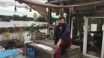 Claudius Schulze, Sprecher der Initiative "Spree:publik" auf seinem Atelierboot "Eroberung des Unwahrscheinlichen"