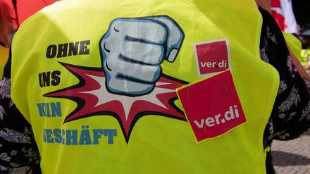 "Ohne uns kein Geschäft": Demonstrant bei einer Veranstaltung der Gewerkschaft Verdi am Wittenbergplatz Anfang Juli.