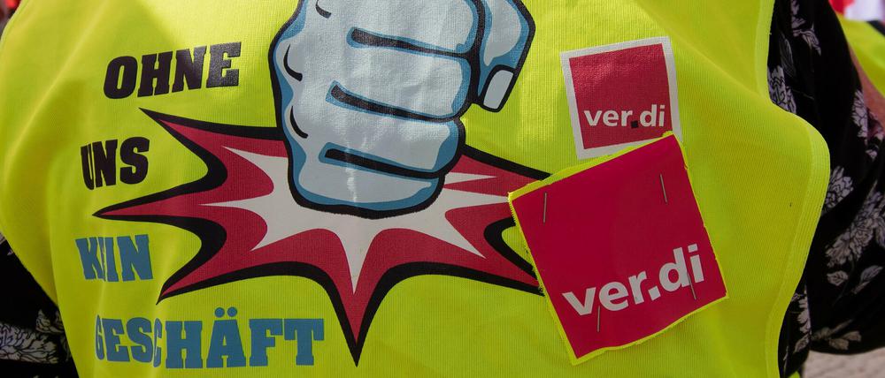 "Ohne uns kein Geschäft": Demonstrant bei einer Veranstaltung der Gewerkschaft Verdi am Wittenbergplatz Anfang Juli.