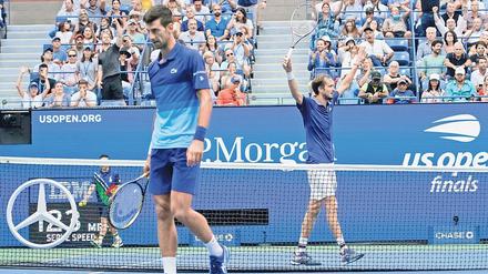 Arme hoch Amerika. Während Djokovic (vorn) im Finale wenig gelang, spielte Medwedew das Match seines Lebens. 