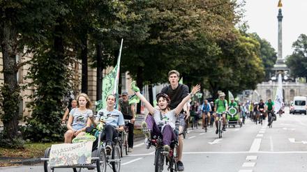 Teilnehmer der Radsternfahrt gegen die IAA fahren zur Theresienwiese.
