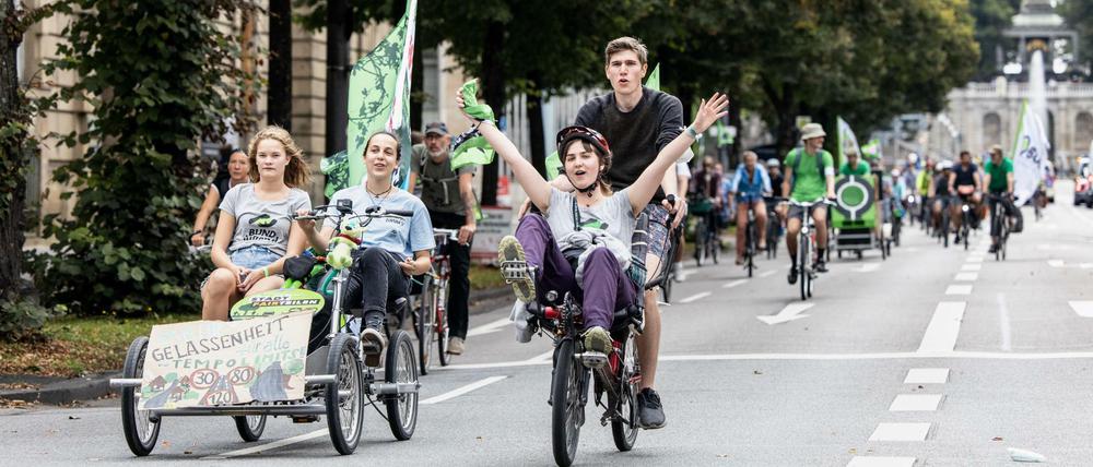 Teilnehmer der Radsternfahrt gegen die IAA fahren zur Theresienwiese.