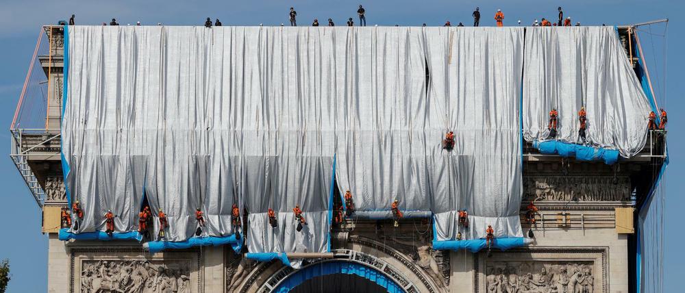 Verhüllung durch Christos Team: Arc de Triomphe in Paris