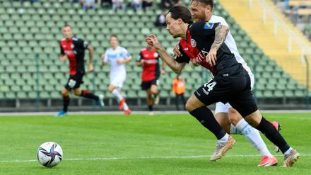 Viktorias Bjoern Jopek im Zweikampf mit Dominik Prokop von Wehen Wiesbaden.