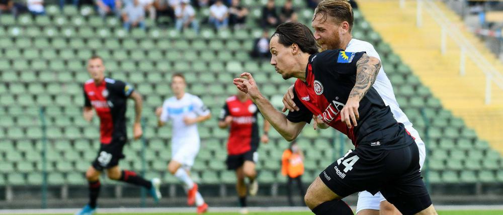 Viktorias Bjoern Jopek im Zweikampf mit Dominik Prokop von Wehen Wiesbaden.