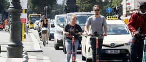 Busse, Autos, E-Scooter auf der Straße Unter den Linden.