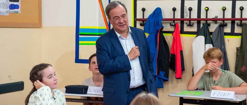 Armin Laschet in einem anderen Kinder-Interview vor Tagen auf Sat1. Hier sieht man keinen Knopf im Ohr, alle waren happy.