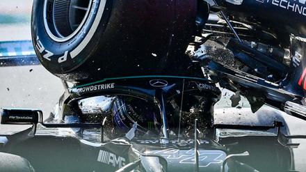 Lewis Hamilton wird vom Hinterrad von Verstappens Auto am Kopf getroffen.