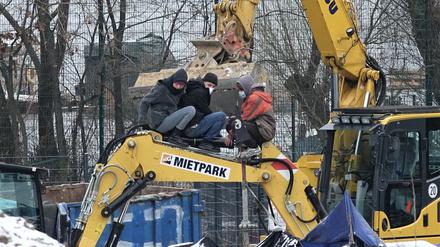 Guter Halt trotz wackelndem Bagger: Drei Personen versuchen, die Abrissarbeiten zu verhindern. 