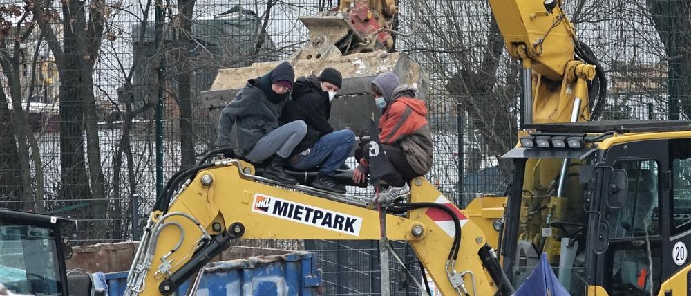Guter Halt trotz wackelndem Bagger: Drei Personen versuchen, die Abrissarbeiten zu verhindern.