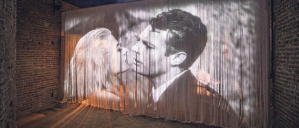 Marcello Mastroianni begegnet Anita Ekberg. Die Szene aus „La dolce vita“ wird im Museum auf einen Vorhang aus Perlenschnüren projiziert.
