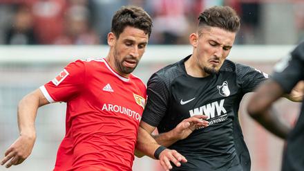 Union Berlins Rani Khedira im Zweikampf mit Augsburgs Andi Zeqiri. 