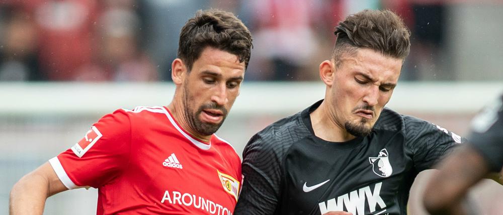 Union Berlins Rani Khedira im Zweikampf mit Augsburgs Andi Zeqiri.