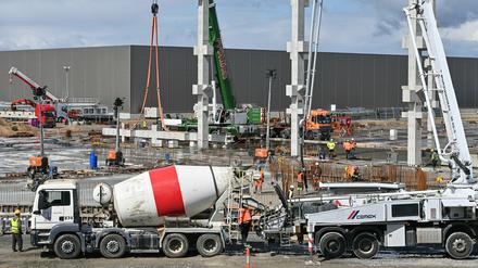 Hochbetrieb auf der Tesla-Baustelle auch am künftigen Batteriewerk. 