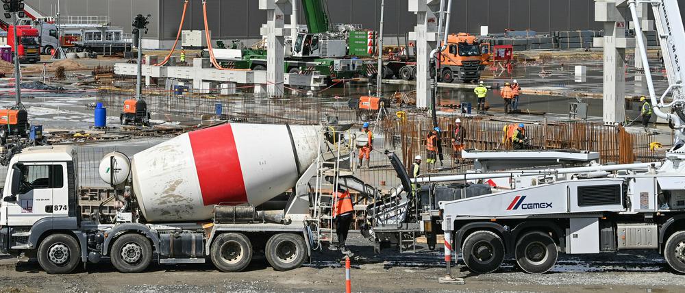Hochbetrieb auf der Tesla-Baustelle auch am künftigen Batteriewerk.