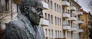 Ossietzkystraße mit Büste in Pankow.