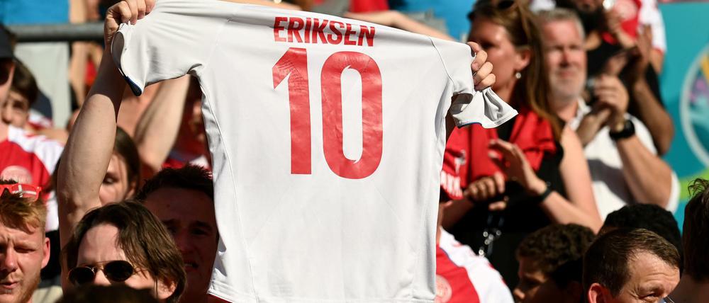 Beim EM-Gruppenspiel Dänemark gegen Belgien feiern die Dänen den kollabierten Profi Christian Eriksen.
