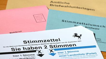 Ein Stimmzettel für die Briefwahl zur Bundestagswahl liegt auf einem Tisch.