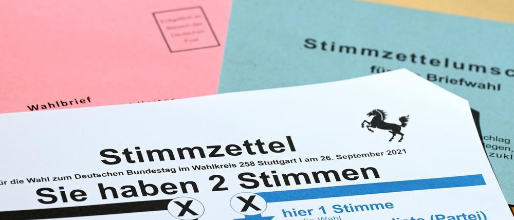Ein Stimmzettel für die Briefwahl zur Bundestagswahl liegt auf einem Tisch.
