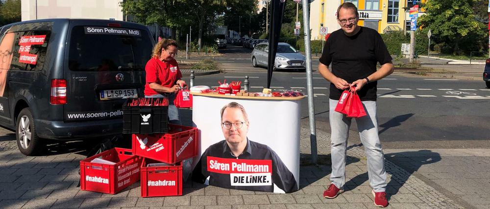 Der Linken-Bundestagsabgeordnete Sören Pellmann an seinem Infostand in Leipzig-Lößnig. 