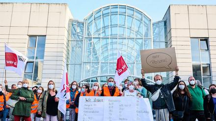 Streikende Pflegerinnen und Pflegern am Montag vor dem Glashaus auf dem Charité Campus Virchow-Klinikum.