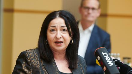 Berlins Gesundheitssenatorin Dilek Kalayci, im Hintergrund der Regierende Bürgermeister Michael Müller (beide SPD).